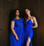 Deux mannequins avec une robe longue bleue